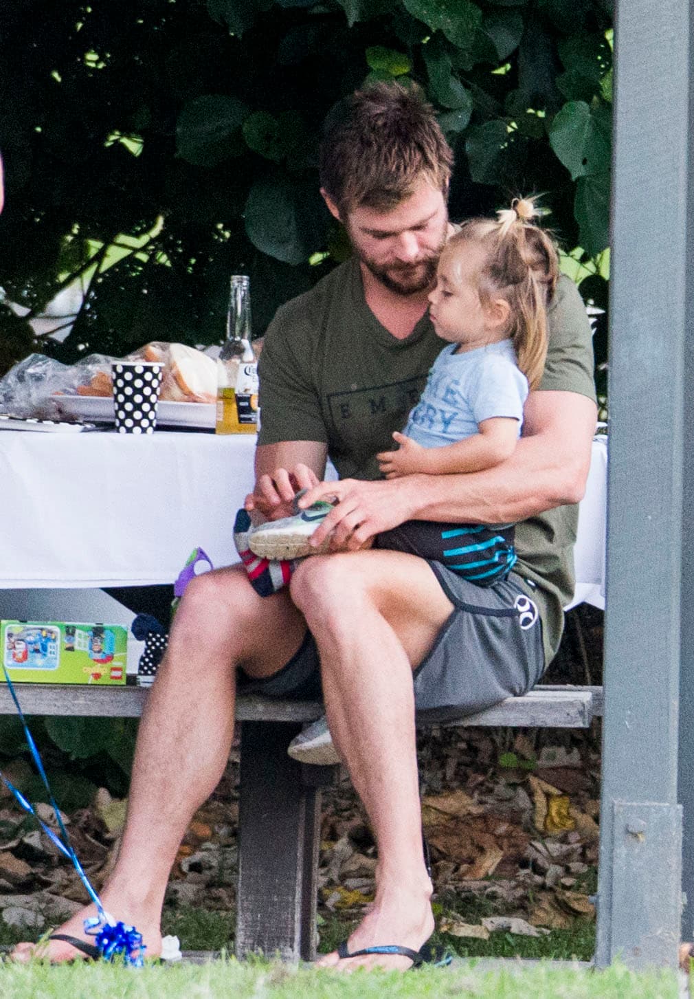 Después le dio de comer a Sasha.