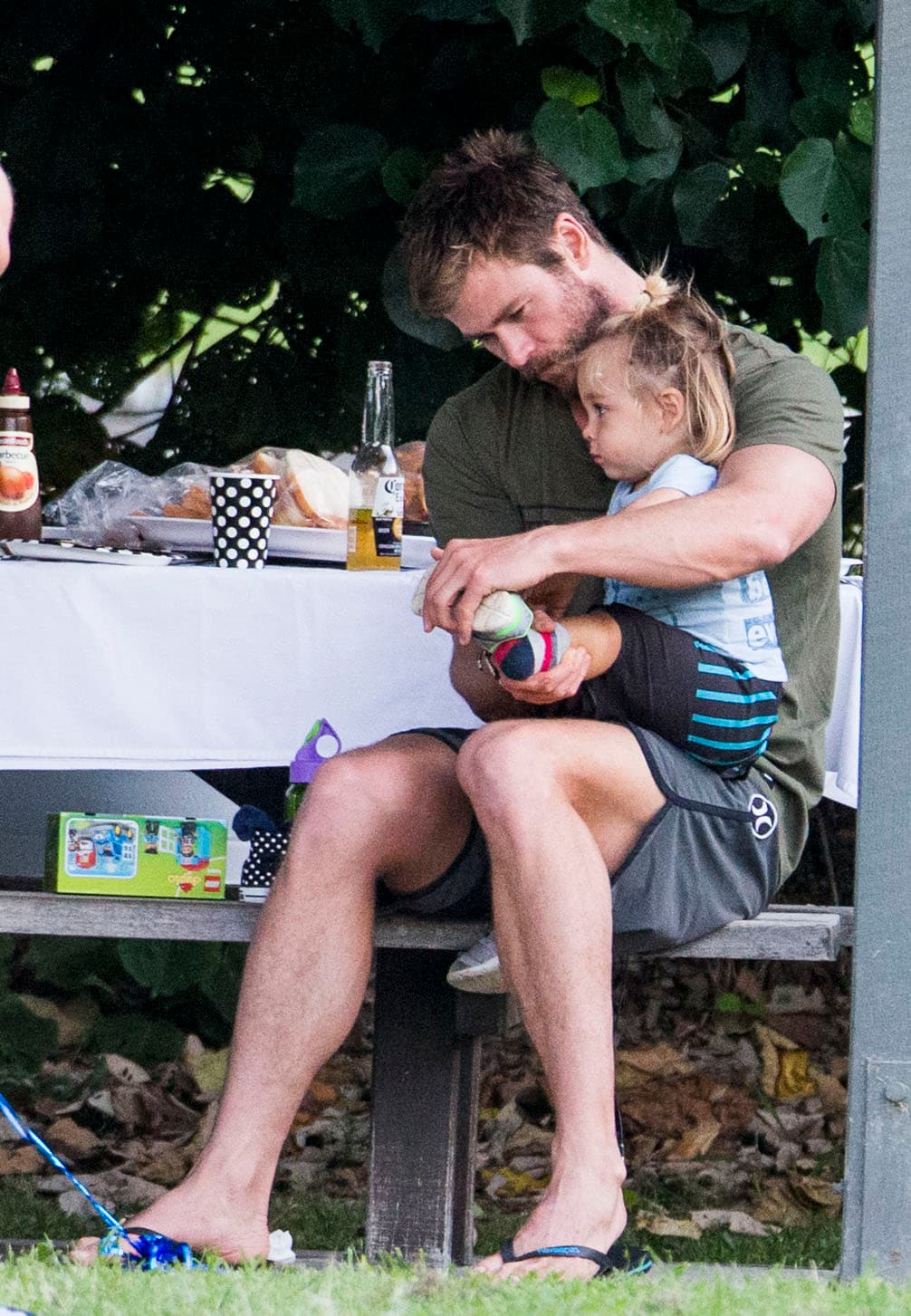 Con shorts y playera, tenía un look súper casual.