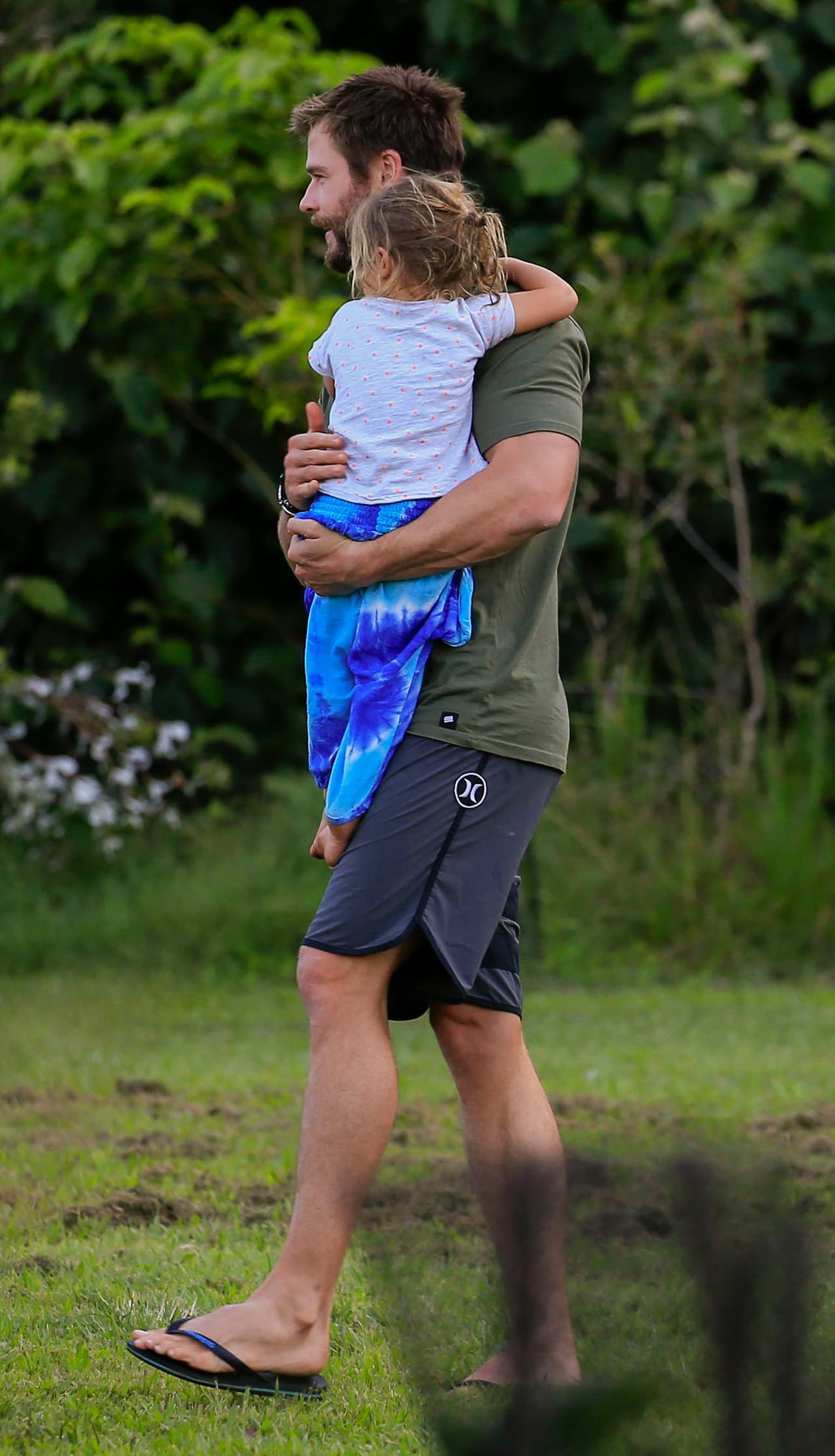 Chris cargó a su adorada hija, India Rose, de cuatro años.