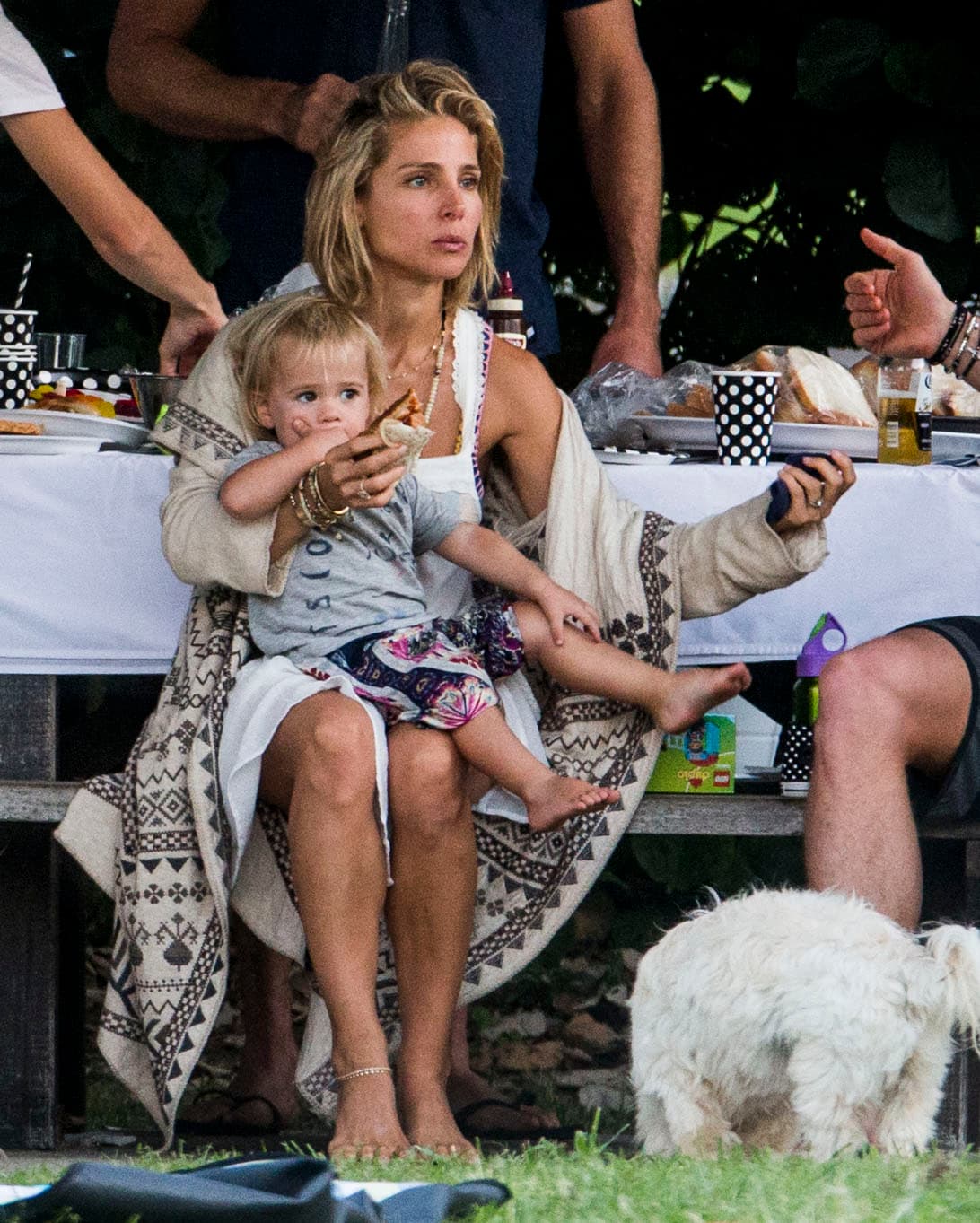 Y luego ella cargó a su nena.