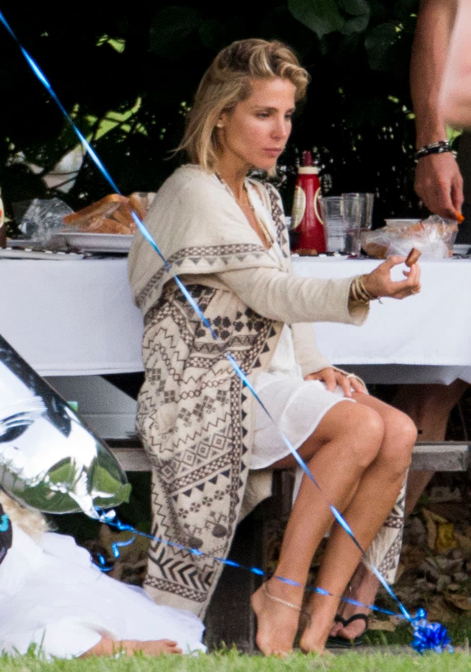 Elsa Pataky también le daba de comer a los pequeñines.