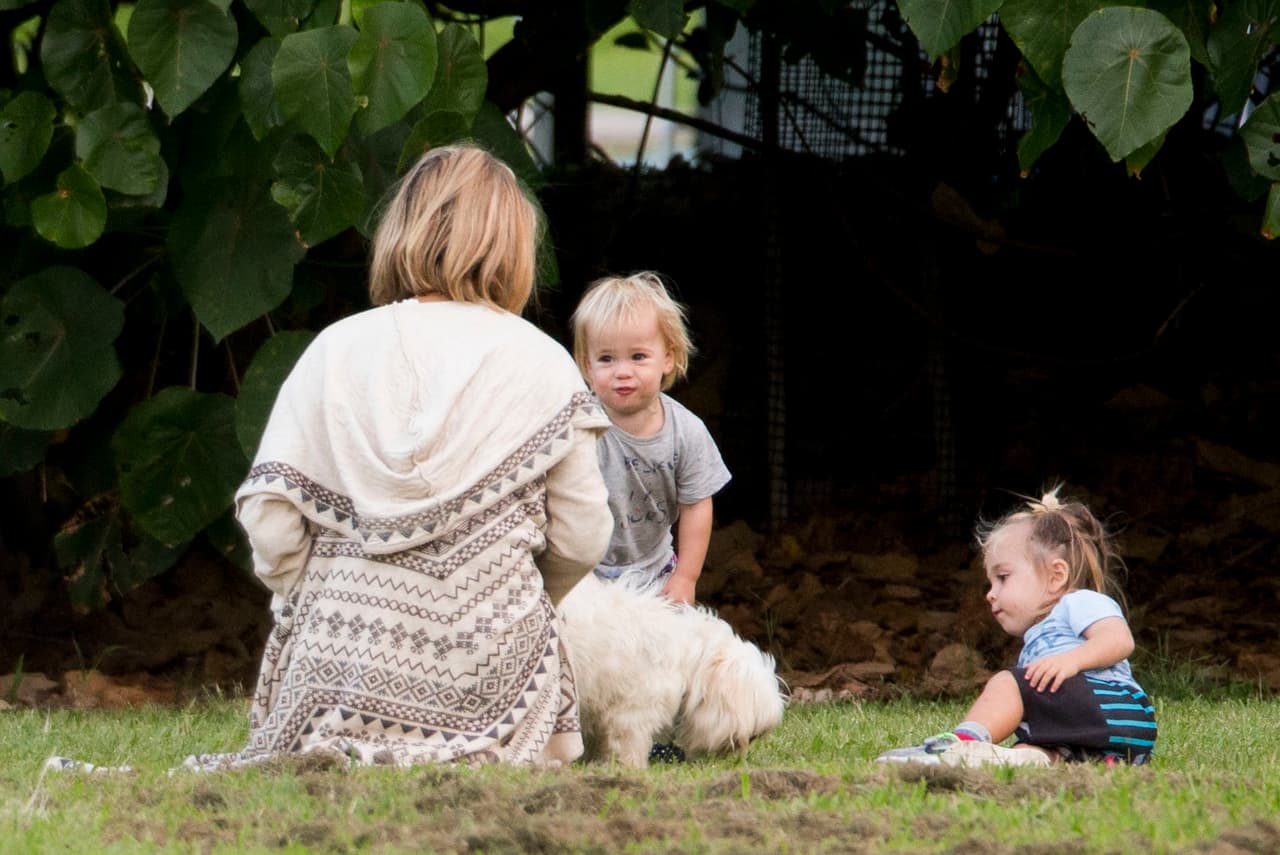 Después Elsa jugó con los cuates y su perrito.