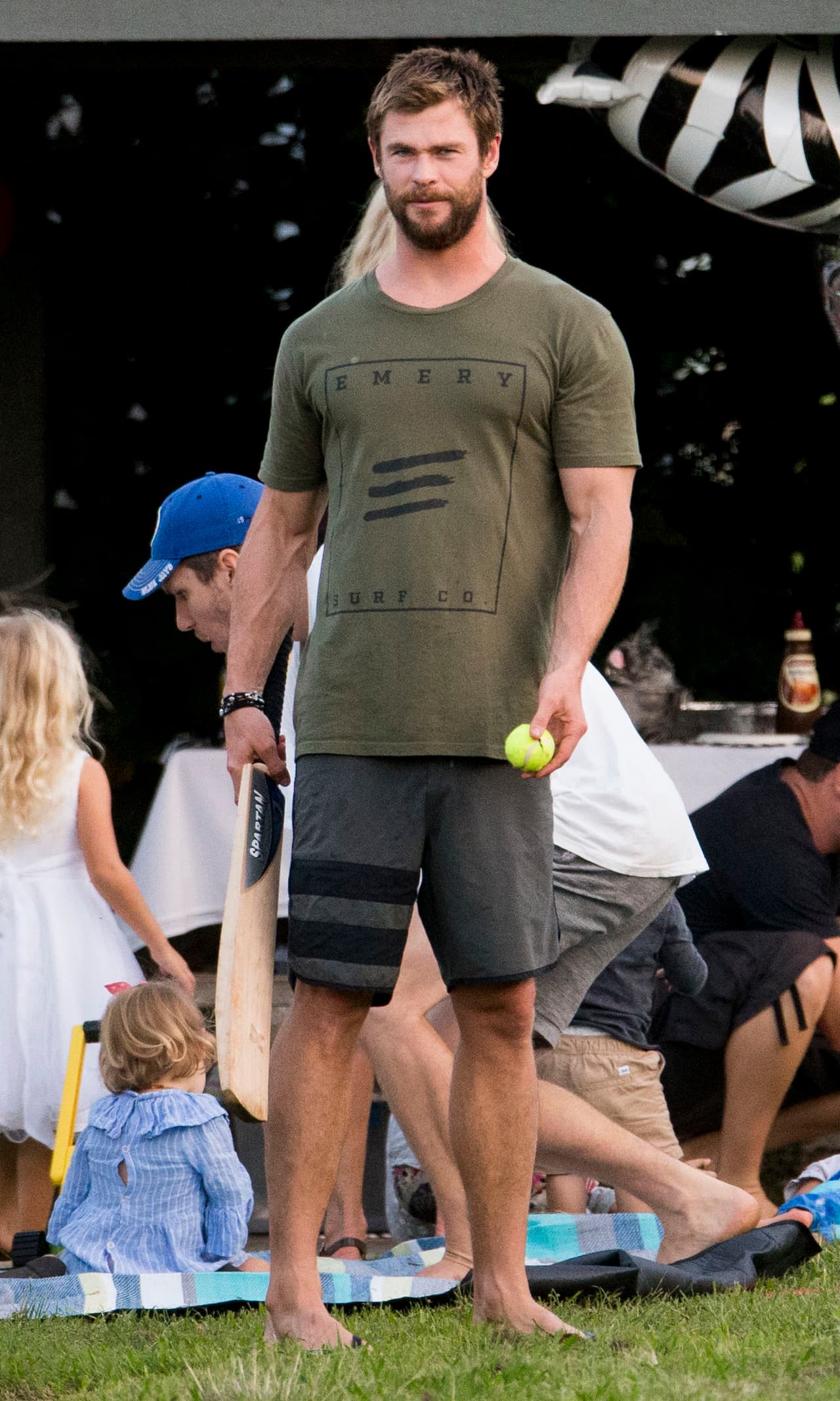 Chris en la fiesta, jugando con sus nenes.