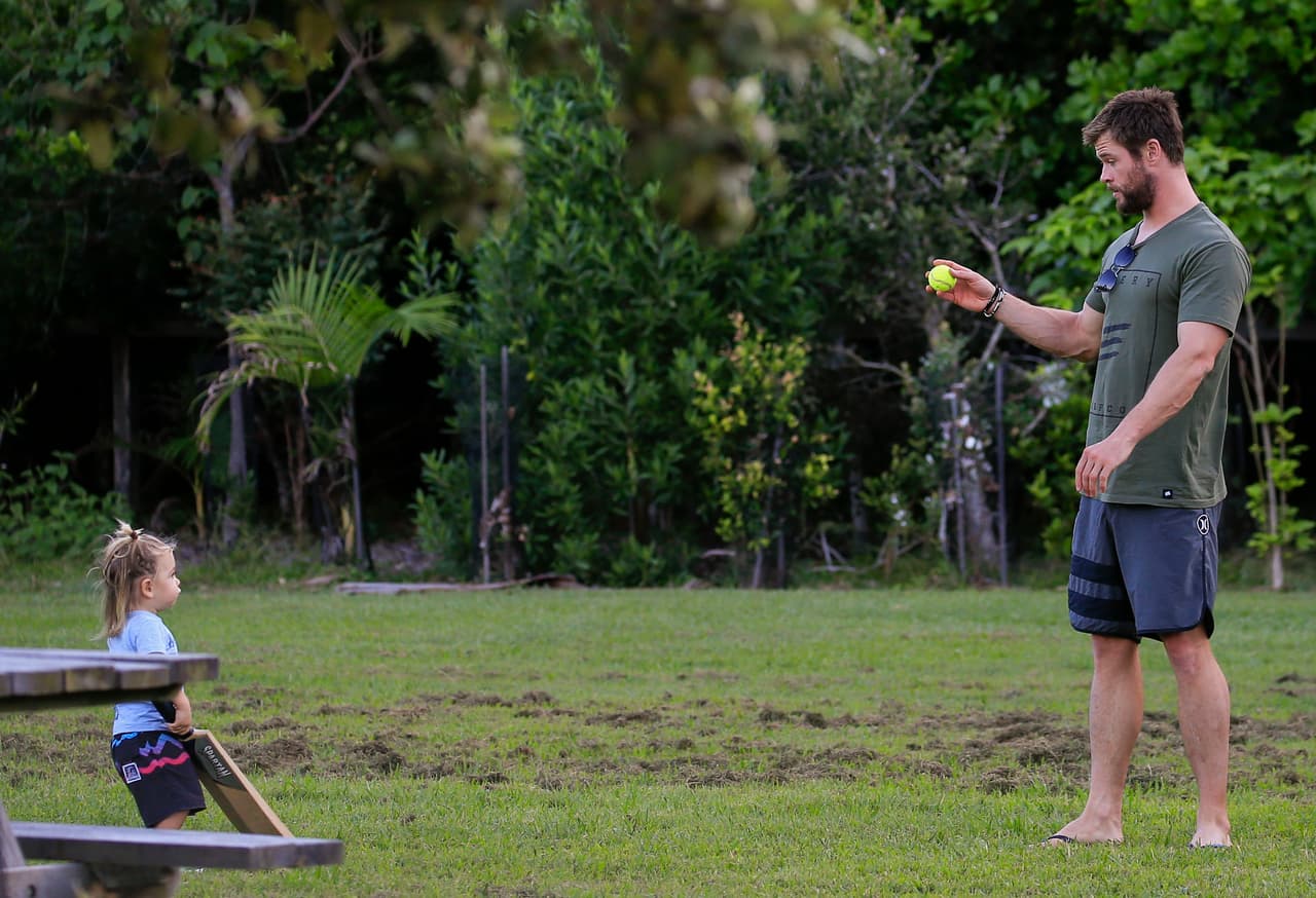 Chris también quiso jugar a la pelota con sus hijos.