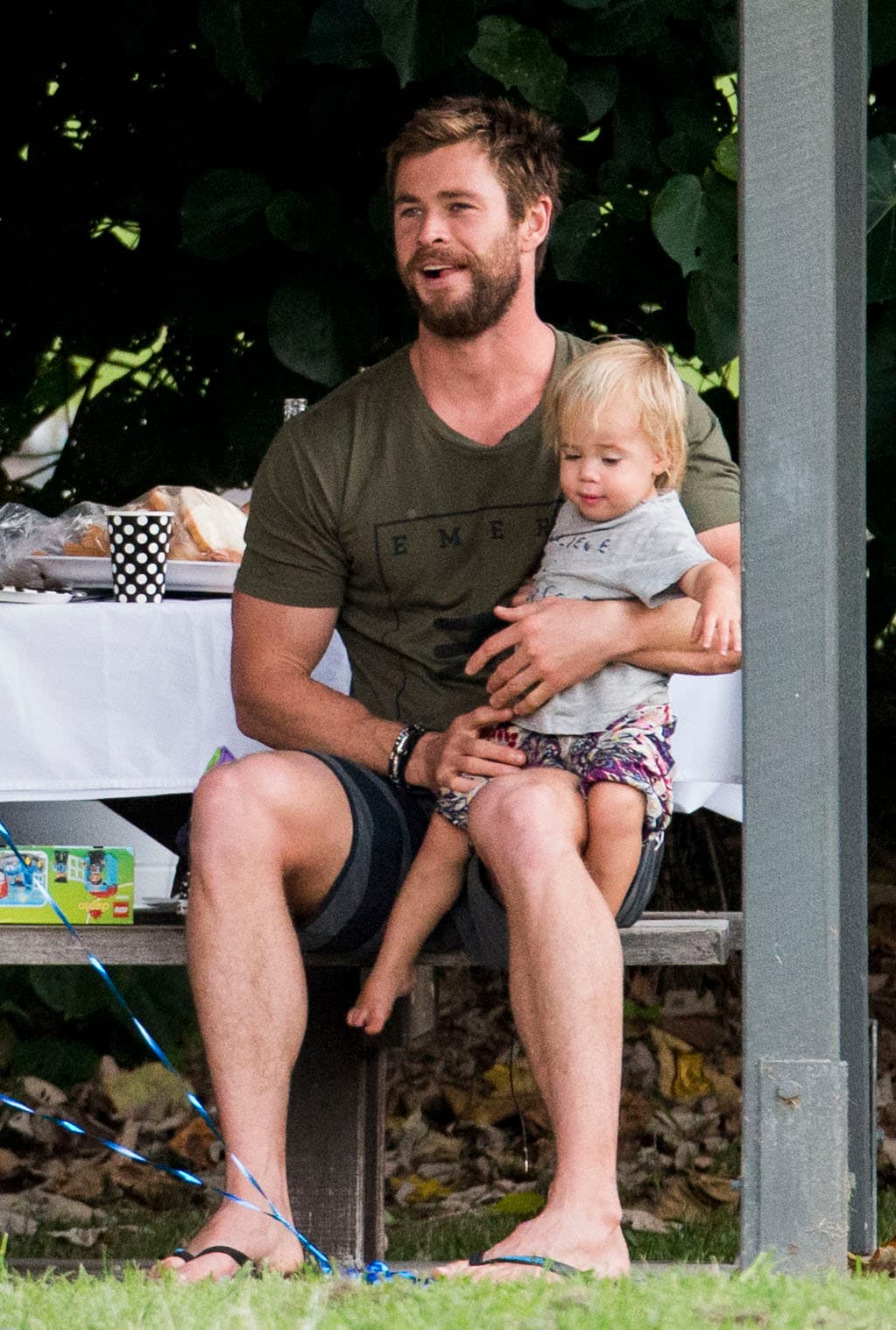 Chris primero cargó al varoncito, Tristan.