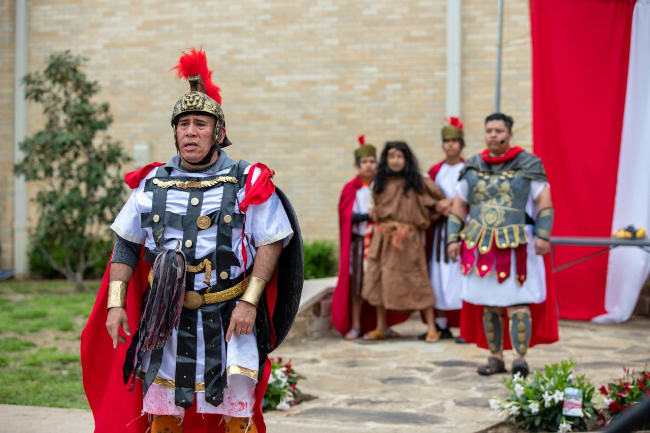 En la primera estación del Viacrucis, Pilato le pregunta a la población a quién deja libre si a Barrabás, que era un bandido, o a Jesús. Y la población elige que Jesús sea crucificado.