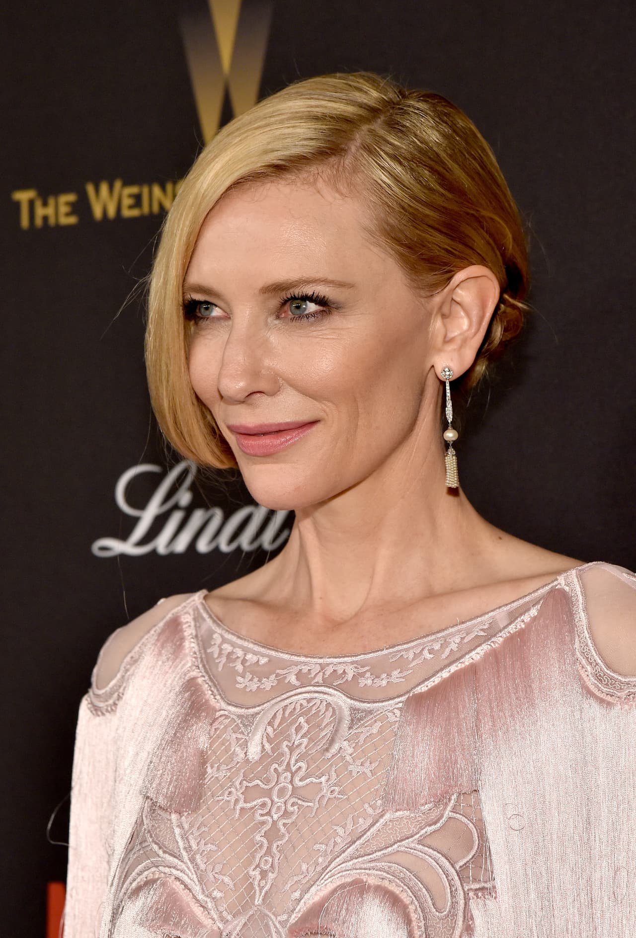 La actriz seguro estaba ansiosa por probar los cócteles.