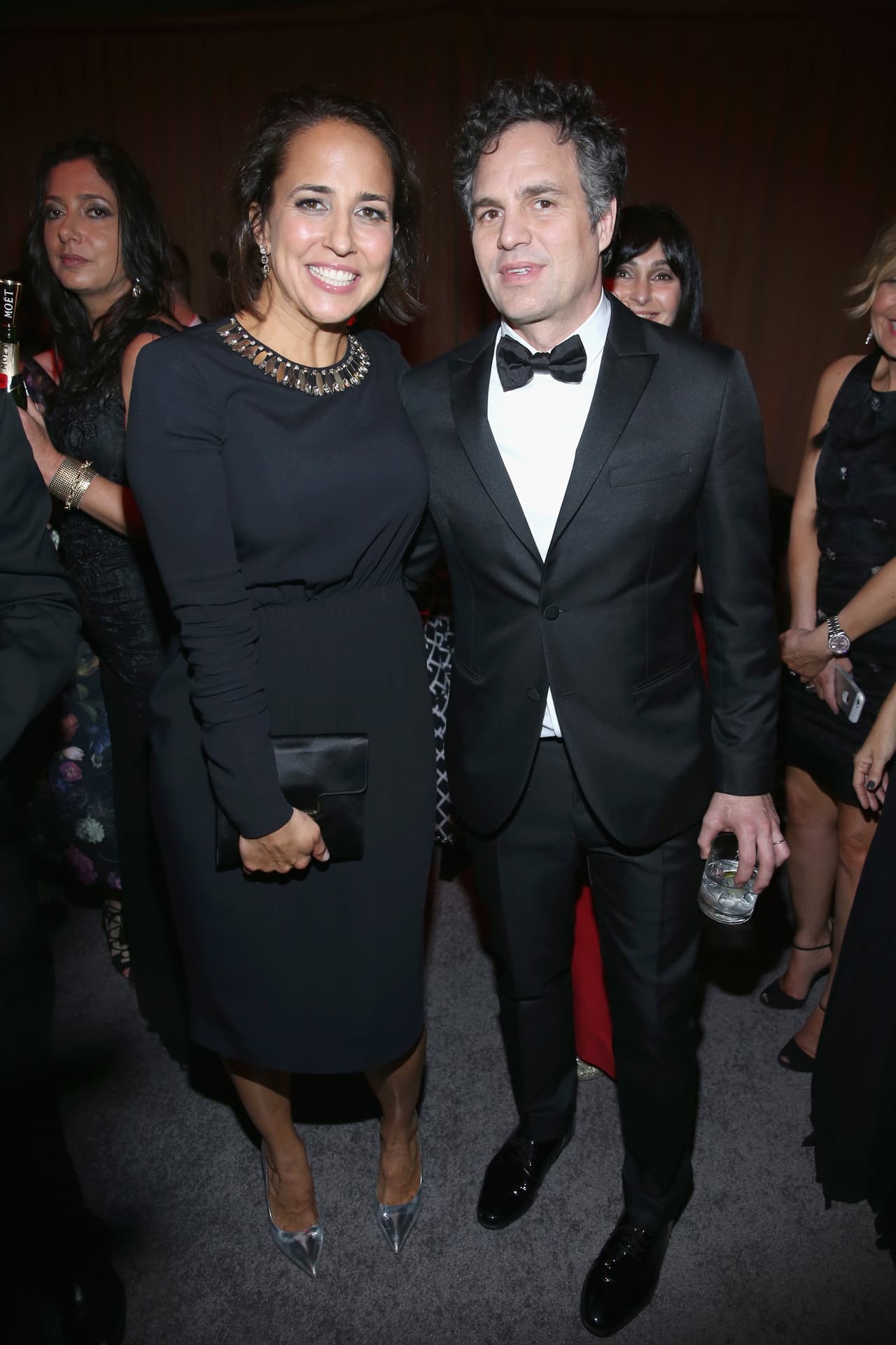 Mark Ruffalo sí que festejó, ¡pues no soltó su trago ni para la foto!