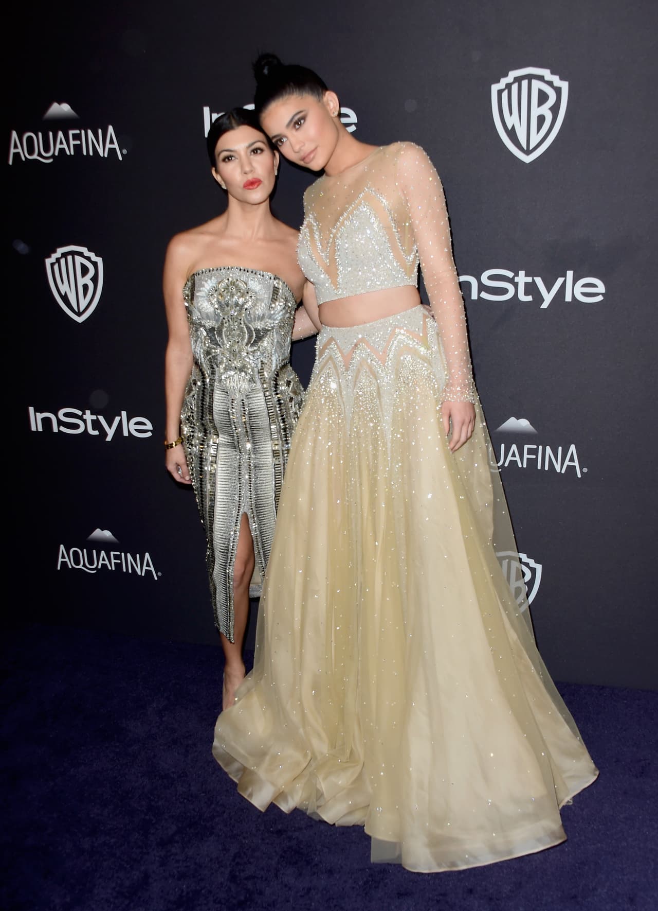 Las socialités y hermanas Kourtney y Kylie Kardashian llegaron a la fiesta como todas unas reinas, las miradas se volvieron inmediatamente hacía ellas. ¡Seguro fueron el alma de la fiesta!