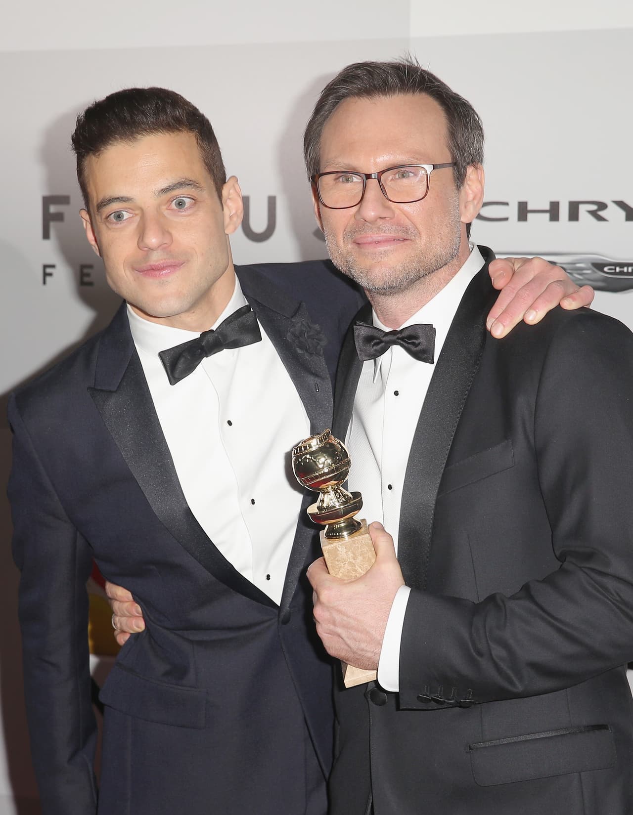 Christian Slater y Carly Chaikin posaron con sus premios por 'Mr Robot' para las cámaras antes de ingresar a la fiesta.