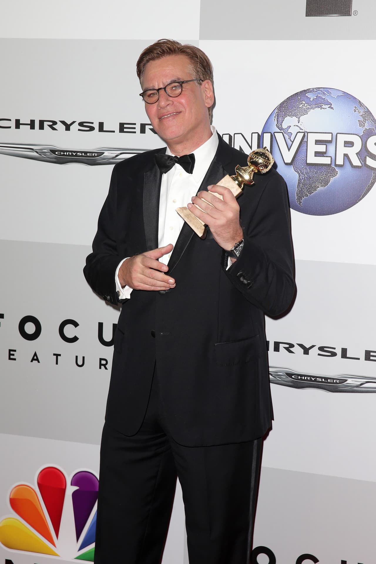 Aaron Sorkin no pudo evitar su alegría por el galardón que obtuvo de mejor guión por la peli 'Steve Jobs'.