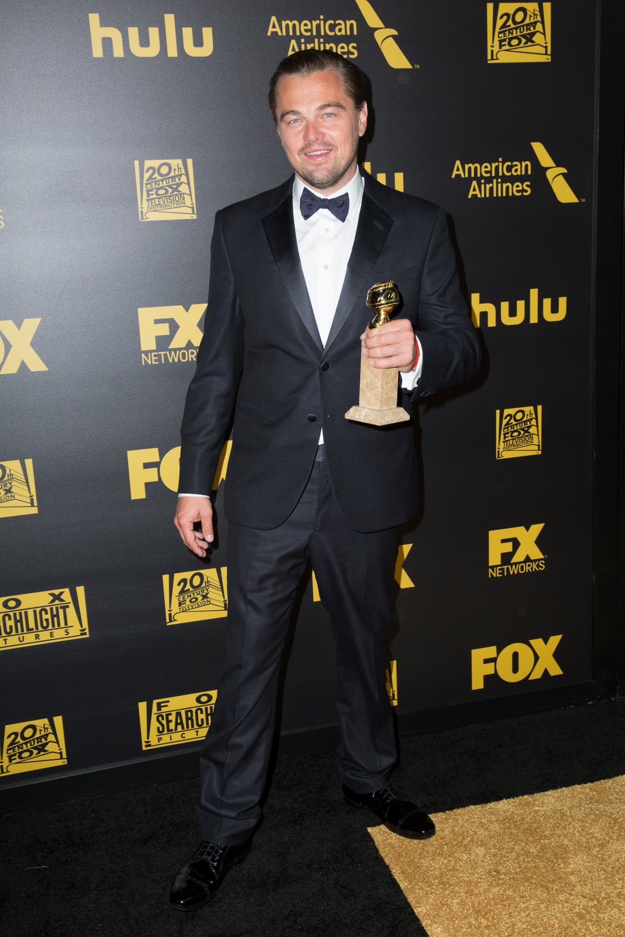 El guapo Leo DiCaprio atendió la fiesta súper feliz con su globo de oro por su papel en 'The Revenant'.