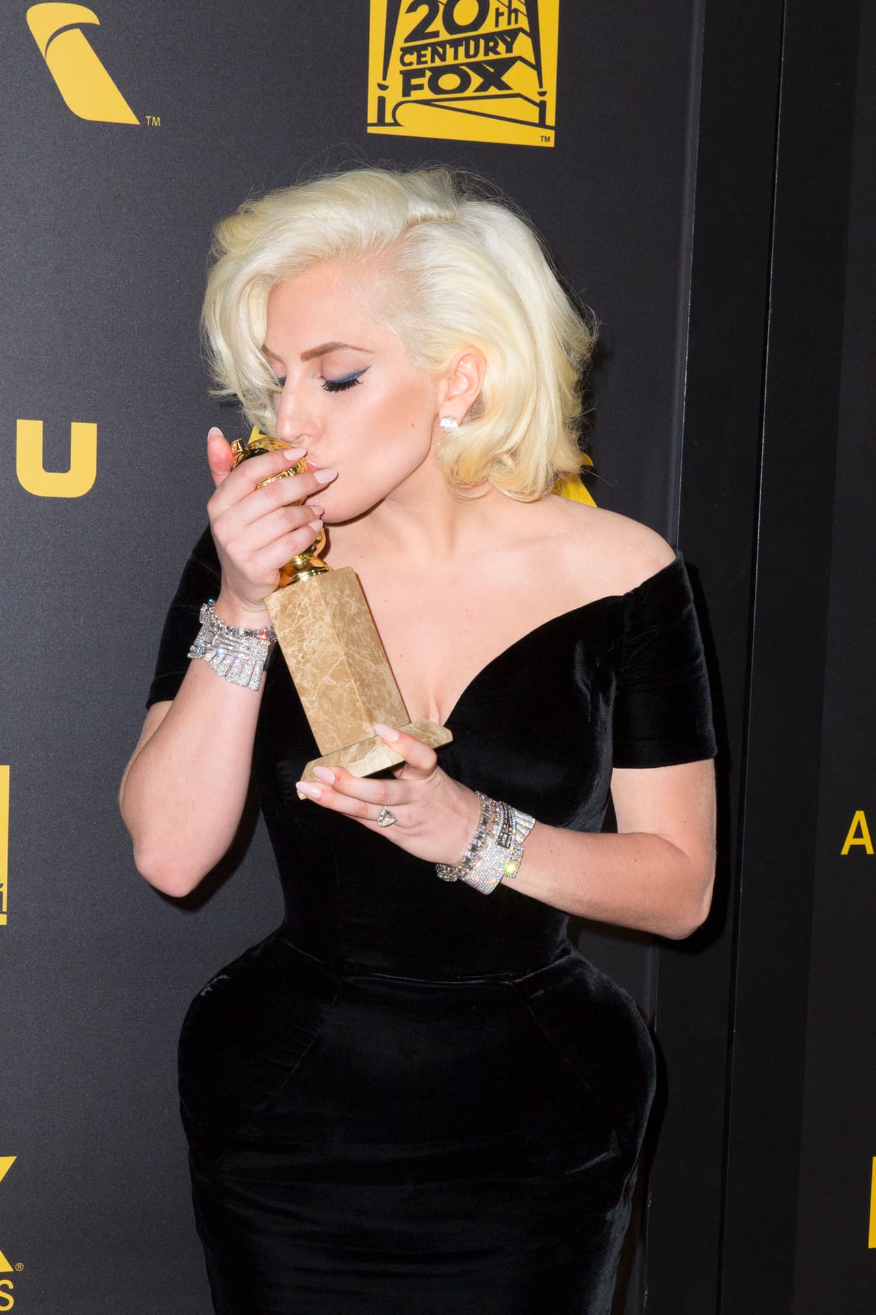 Y llegó a la post celebración con su premio en mano y más contenta que nunca.