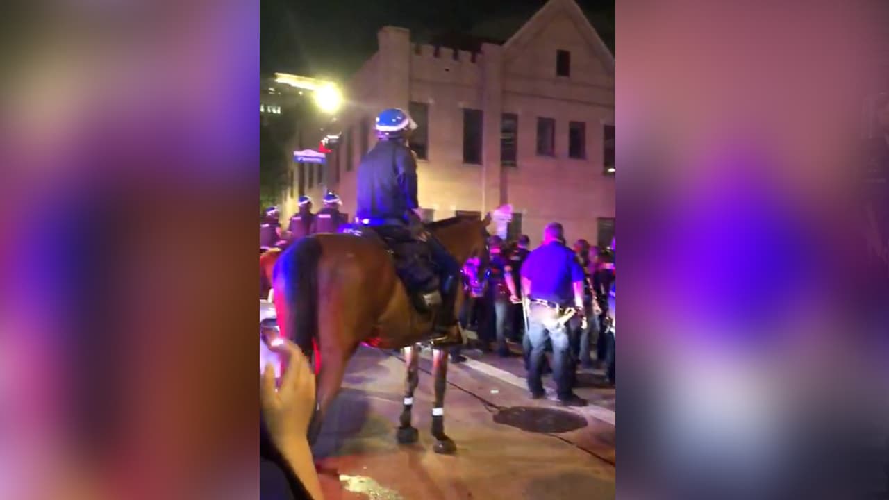 “No vamos a permitir saqueadores y personas que tengan la intención de causar disturbios en nuestra ciudad. Una cosa es protestar contra la muerte de George Floyd, pero algunas personas están intentando, intencionalmente iniciar confrontaciones”, escribió el alcalde en su cuenta de tuiter.