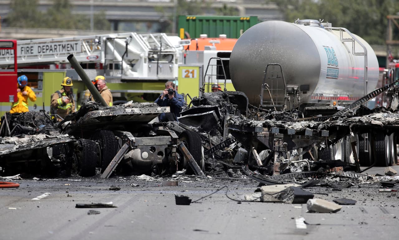 El choque detonó un voraz incendio y paralizó el flujo de tránsito por varias horas mientras las autoridades ayudaron a las víctimas, recolectaron evidencias y retiraron los escombros del lugar.