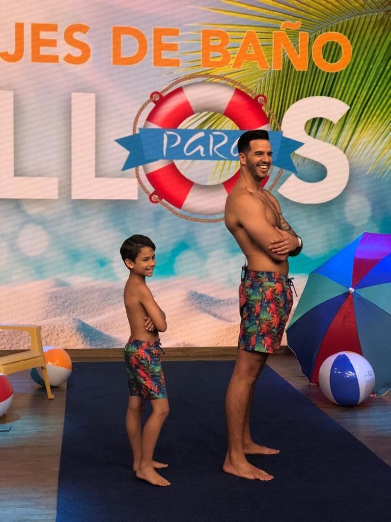 Nuestro chef lució muy seguro, modelando lo último en trajes de baño para chicos y grandes.