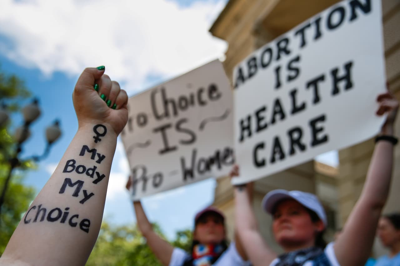 Inicia batalla en corte federal para frenar ley que restringe abortos en Georgia