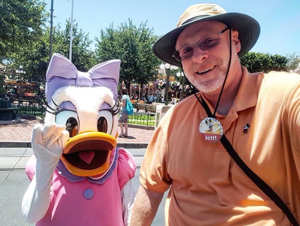 La foto con Daisy Duck fue en el día 1999, uno antes de la marca.