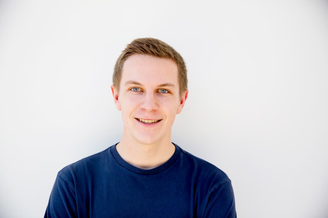 John Hansen. 19 años. Estadounidense. “Votaré por Bernie Sanders. Si no lo escogen, apoyaré a Hillary Clinton, porque me preocupan los republicanos. Los candidatos que quedan son demasiado radicales, no tienen necesariamente las ideas más inteligentes, eso no me gusta”.