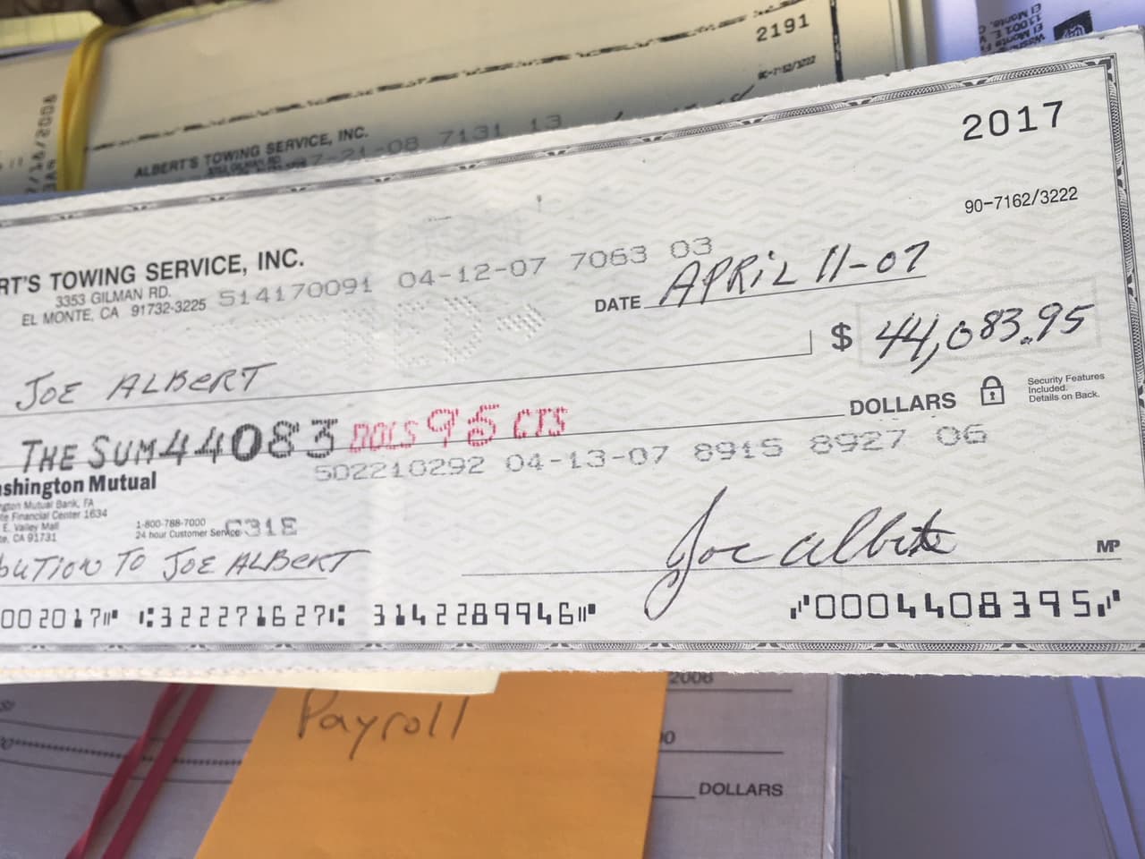 Un cheque por más de 44,000 dólares que se envió el empresario Joe Albert a él mismo.