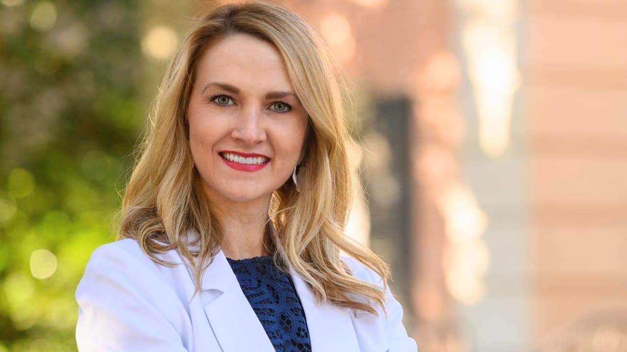 <h3 class="cms-H3-H3">Fort Worth: Mattie Parker reelecta con respaldo sólido </h3>
<br>La alcaldesa
<b>Mattie Parker aseguró su reelección con amplio respaldo de los votantes</b>. Será su tercer mandato al frente de la segunda ciudad más grande del norte de Texas,
<b>con el 66.59% de los votos hasta la tarde de este domingo. </b>Parker, republicana, ha enfocado su trabajo en atraer inversiones, mejorar la seguridad pública y ampliar el acceso al transporte. En su nuevo periodo, planea trabajar con organizaciones comunitarias para acercar más recursos a familias trabajadoras, incluidas muchas latinas.
<br>
<b>📍 Lo que prometió: </b>reducir impuestos a la propiedad y mantener el crecimiento económico
<i>“sin dejar a nadie atrás”</i>.