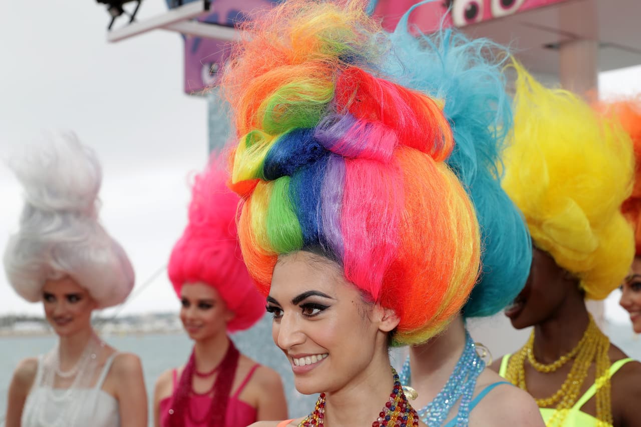 Las modelos portaban divertidas y gigantescas pelucas coloridas.