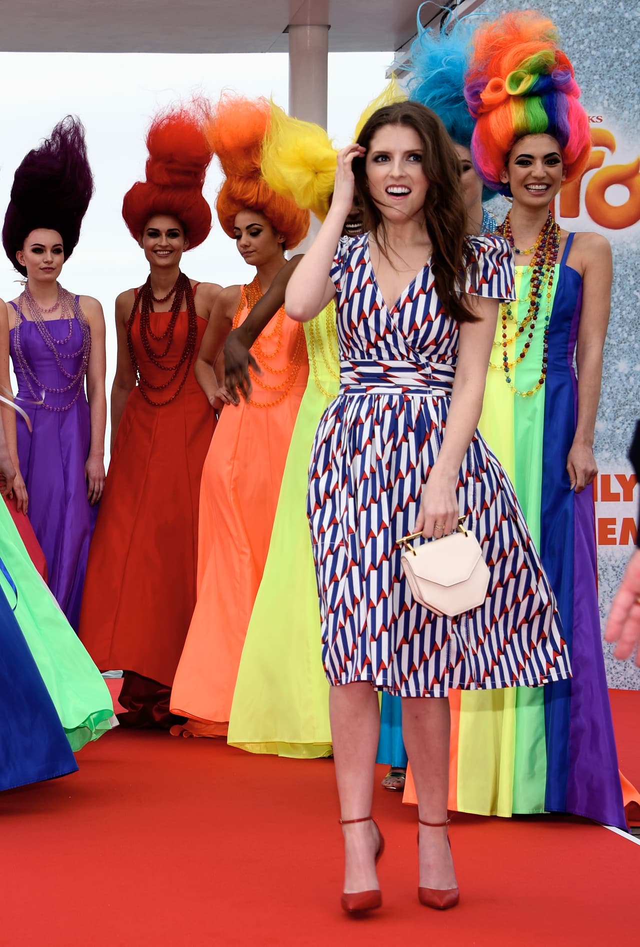 Acompañó su look con un pequeño bolso de mano.