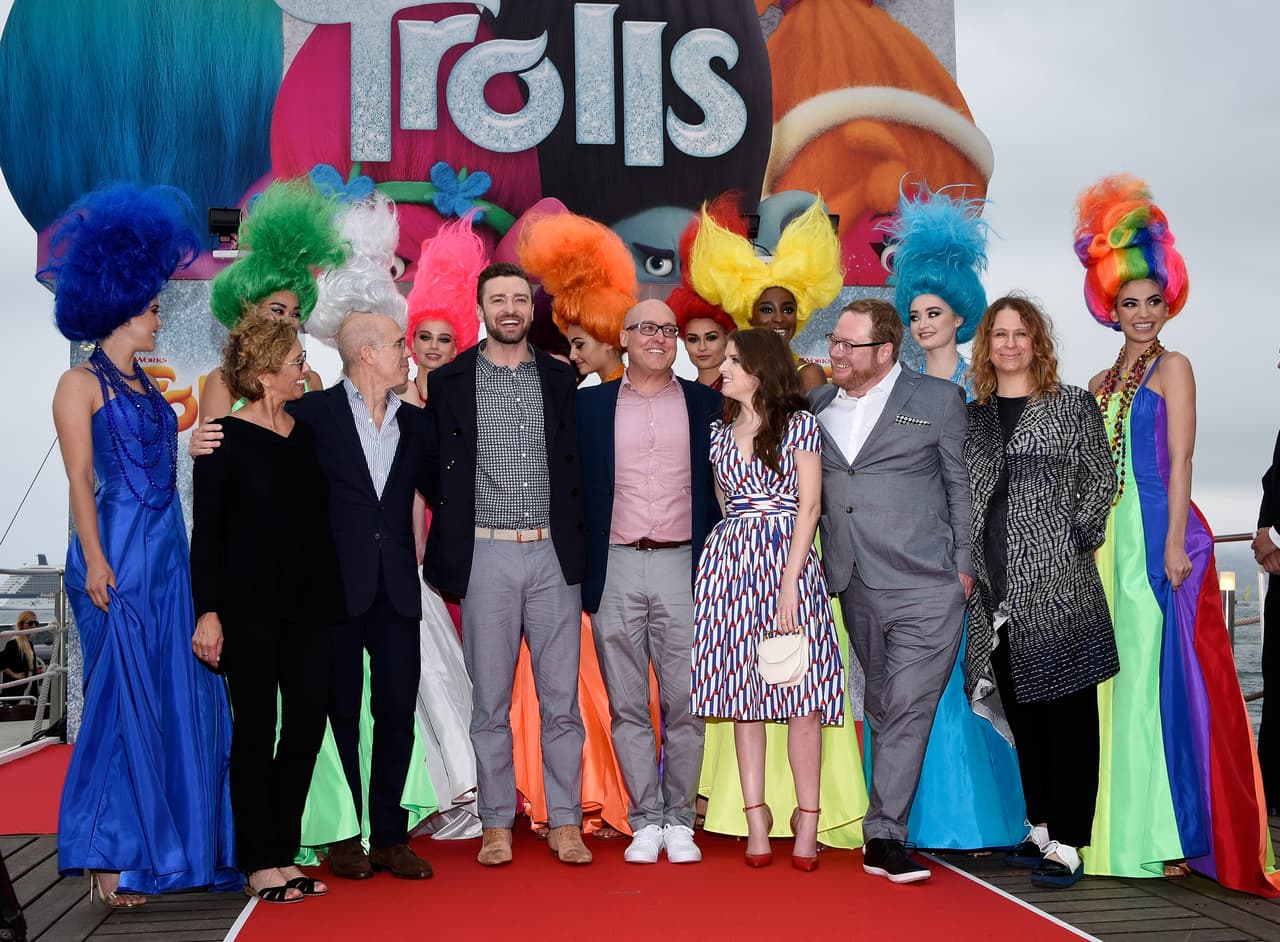 Anna y Justin posaron con los directores.