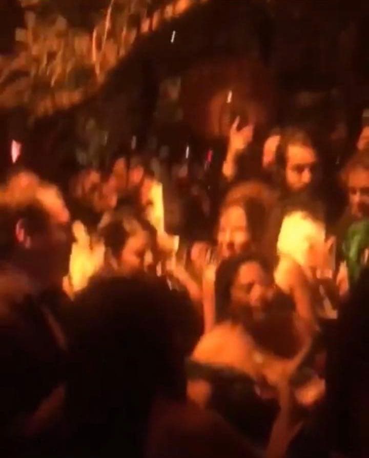 En el material audiovisual aparece la madre de Yalitza, miembros de la producción y la propia actriz oaxaqueña cantando el afamdo tema 'No tengo dinero' de Juan Gabriel, cuando era al rededor de las 4 de la mañana de este lunes 25 de febrero.