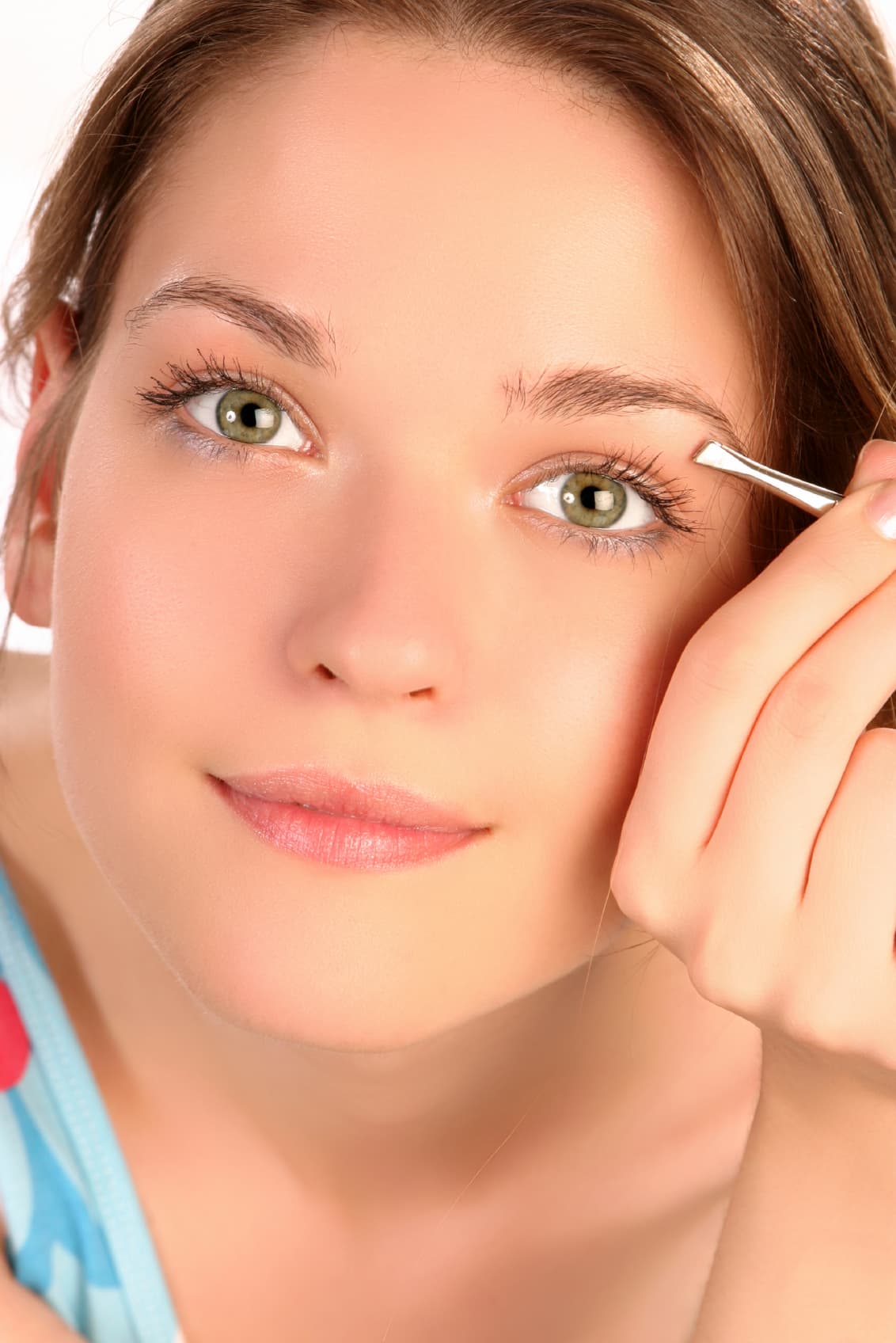 No: quitarte los vellos de arriba. En casa, procura dejar tranquilos los pelitos que crezcan por encima de tus cejas, para no arruinar la forma. Cuando vuelvas al salón, podrás pedir que te los depilen.