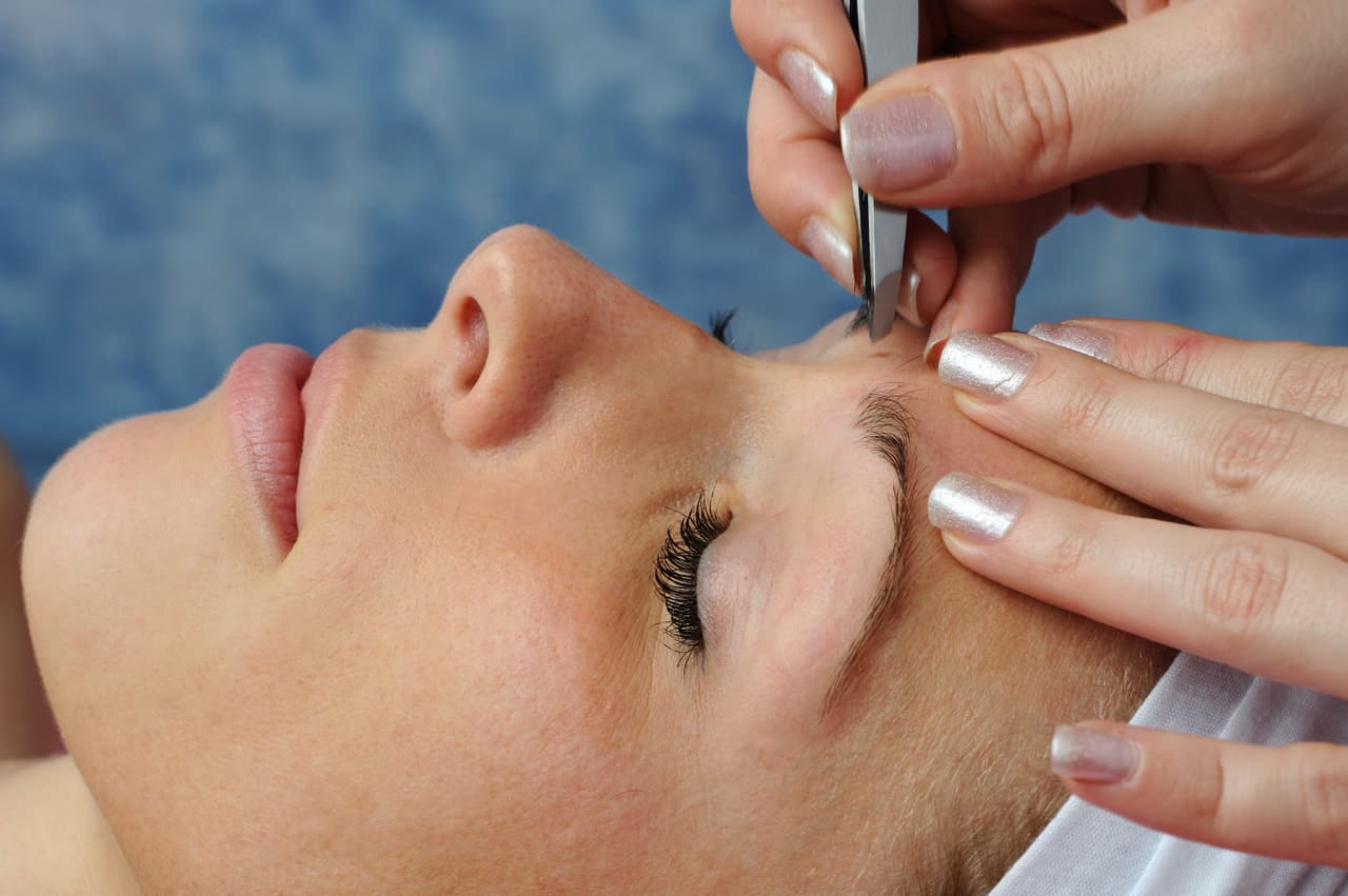 Sí: depilarte el entrecejo. Para huirle al unibrow, mantén despoblada la zona por encima de la nariz, nos explicó Lucía Numer, dueña del Estudio Numer, un salón de maquillaje y peinado donde también se ofrece diseño de cejas. Pero, ¡ten cuidado de no depilarte de más!