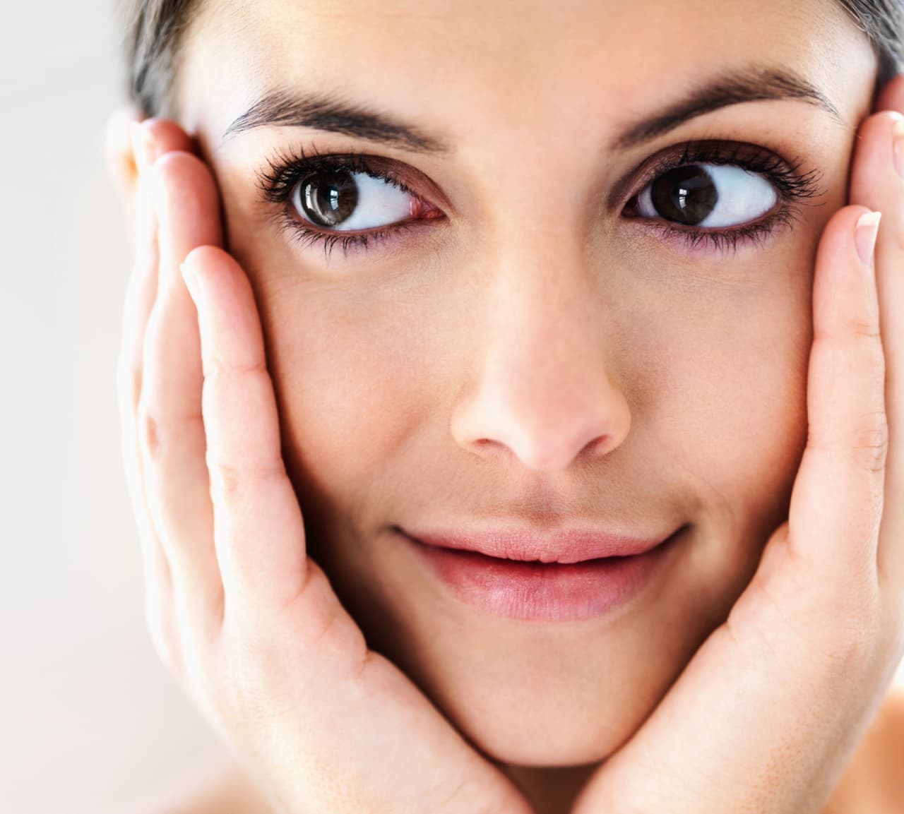 No: separar mucho las cejas. ¿Qué pasa cuando extraes demasiados vellos de esa zona? Los arcos te quedan muy lejos el uno del otro.