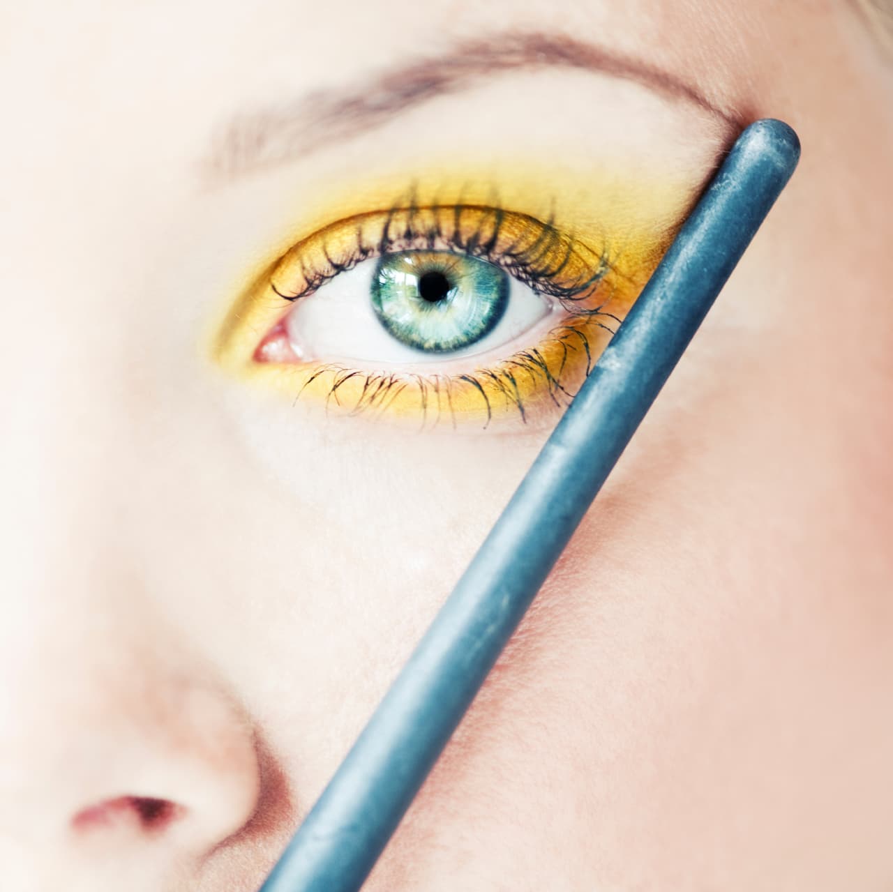 No: dejarlas muy largas. Para saber a qué altura deberían terminar tus cejas, apoya el lápiz a un lado de la nariz, y tocando el costado externo de tu ojo. La línea creada a la altura de tu ceja debería ser su límite.