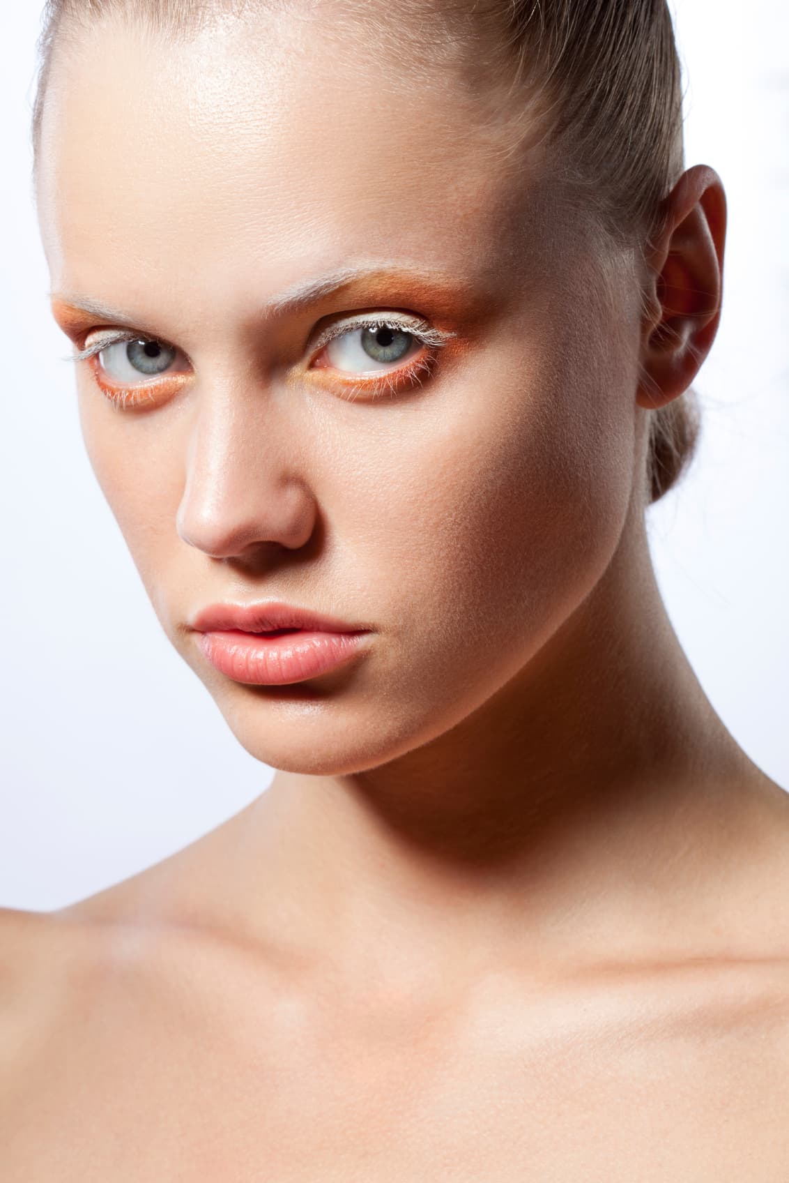 No: creer que las cejas deben ser del mismo color del cabello. Si te tiñes la melena de rubio, no hace falta que decolores tus cejas para adoptar el mismo tono, nos explicó Numer.