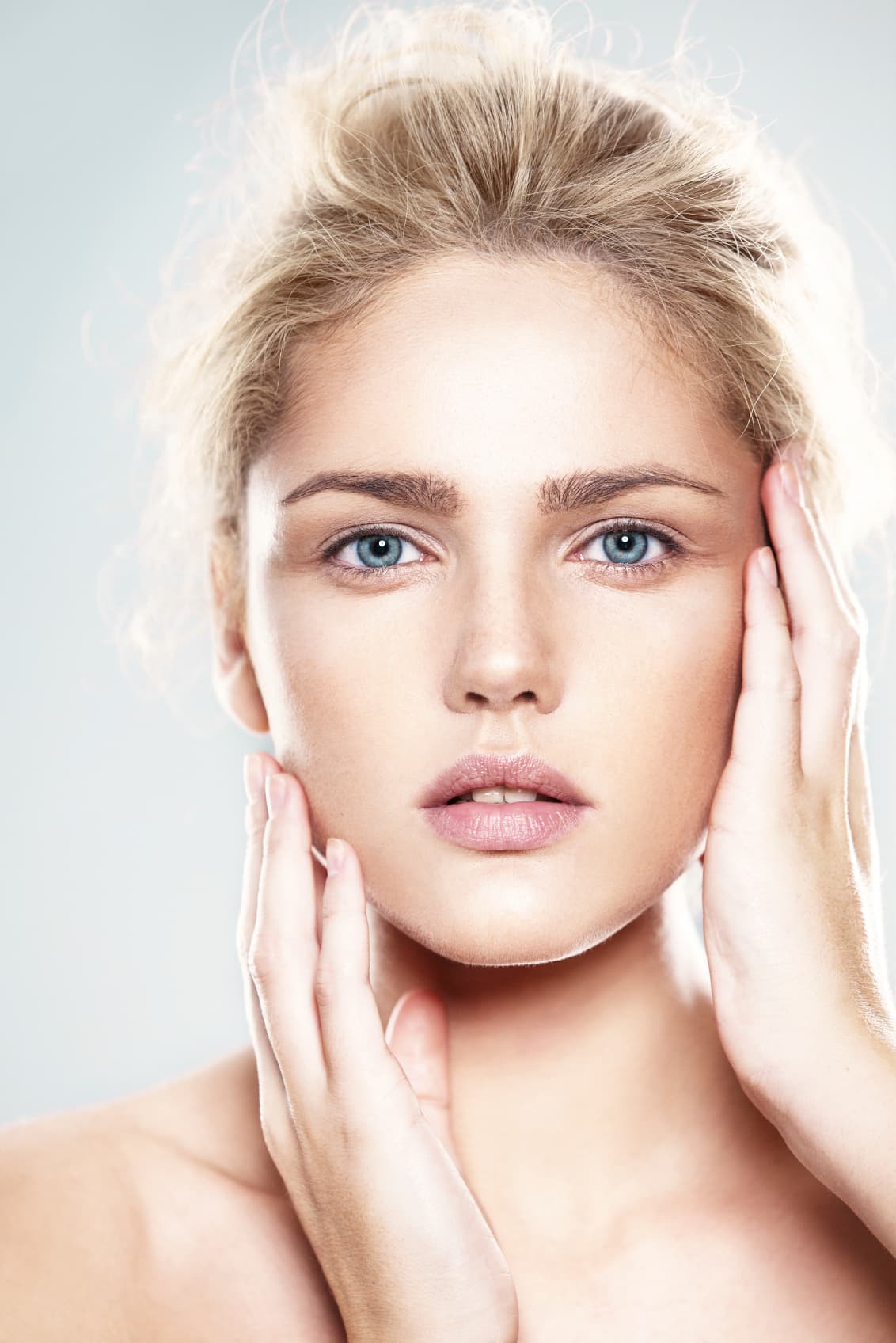 Es más: muchas rubias naturales tienen los arcos más oscuros, ¡y les da un bonito marco al rostro!