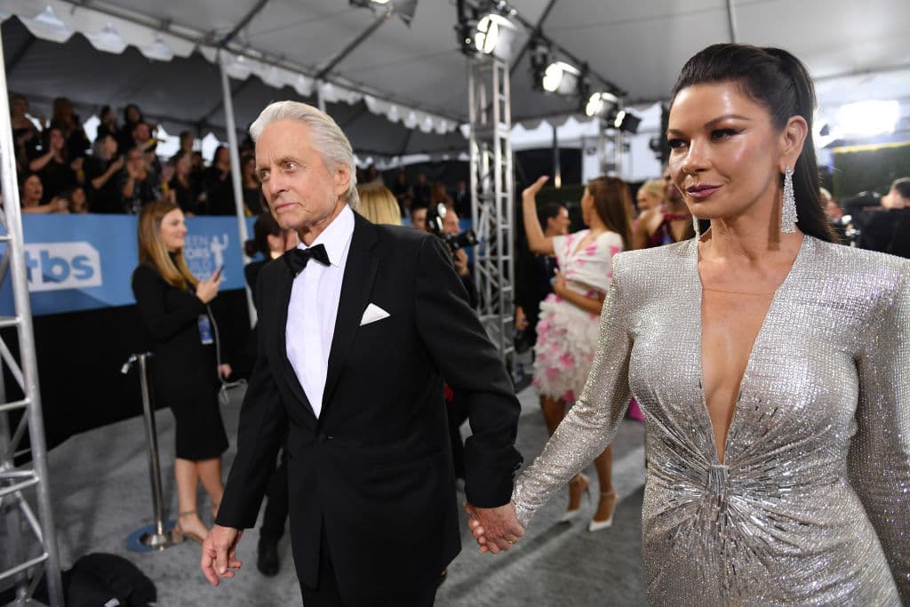<b>Michael Douglas</b> y 
<b>Catherine Zeta Jones</b> están juntos desde el 2000 y han formado una linda familia con dos hijos, sin importar que entre los dos hay 25 años de diferencia.