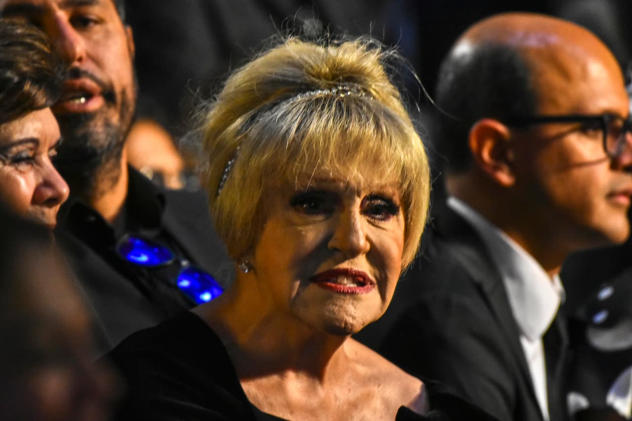 Desde que se divorciaron, en el 1991, el cantante
<b> <a href="https://www.univision.com/famosos/anel-norena-y-jose-jose-un-amor-tormentoso-que-lidio-con-adicciones-y-termino-en-fuertes-acusaciones-fotos">José José no quiso volver a saber de Anel Noreña</a></b>, su segunda esposa. Sin embargo, el miércoles, cuando la mitad de las cenizas del artista llegaron a México, ella fue una de las protagonistas del último adiós al intérprete de 'Lo dudo' y lo disfrutó al máximo. "Recibir el féretro de José, 
<b>para mí fue algo maravilloso</b>. Es algo que no me esperaba", confesó este jueves.