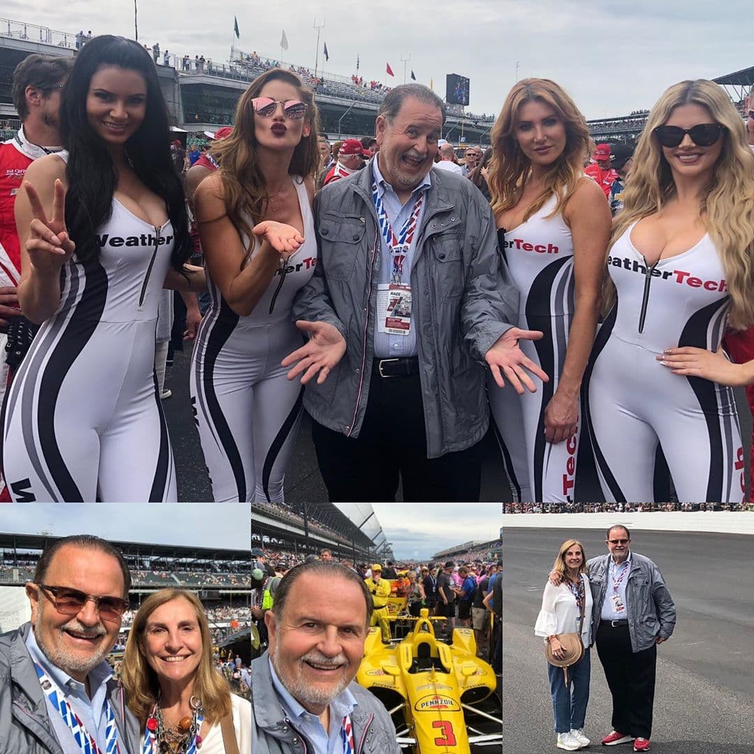 Y no desaprovechó la oportunidad para tomarse fotografías con las edecanes presentes en el evento automovilístico.