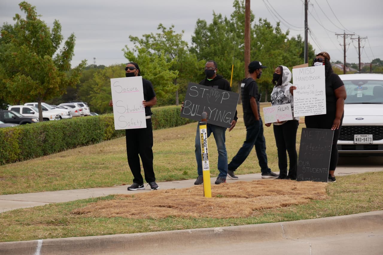 Algunos padres pedían al distrito que instale detectores de metal para evitar que no lleven armas en las escuelas.