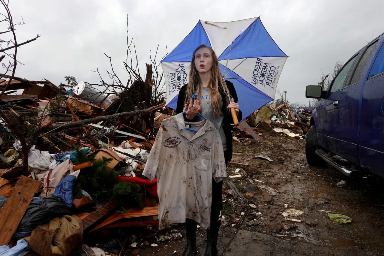 <b>Comunidades del centro de EEUU devastadas por tornados </b>
<br>
<br>Una sobreviviente busca sus pertenencias en los escombros de su residencia en Dawson Springs, Kentucky, el 16 de diciembre.
<br>
<br>A mediados de ese mes, una serie de tornados causó estragos en comunidades de Mississippi, Arkansas, Missouri, Kentucky, Tennessee e Illinois. El Servicio Nacional de Meteorología registró al menos 41 tornados, incluidos 16 en Tennessee y ocho en Kentucky, el estado más afectado.
<a href="https://www.univision.com/noticias/estados-unidos/tornado-muerte-kentucky-arkansas-hogar-de-ancianos-illinois-amazon"><u>La tragedia dejó más de 90 fallecidos</u></a>.