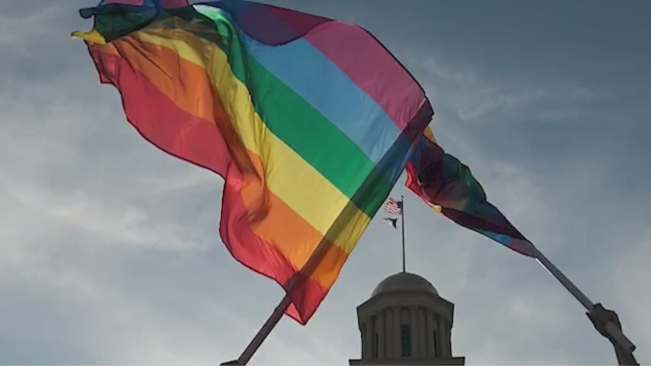 "Práctica traumática basada en ciencia basura": Wolf firma orden ejecutiva que prohíbe terapias de conversión