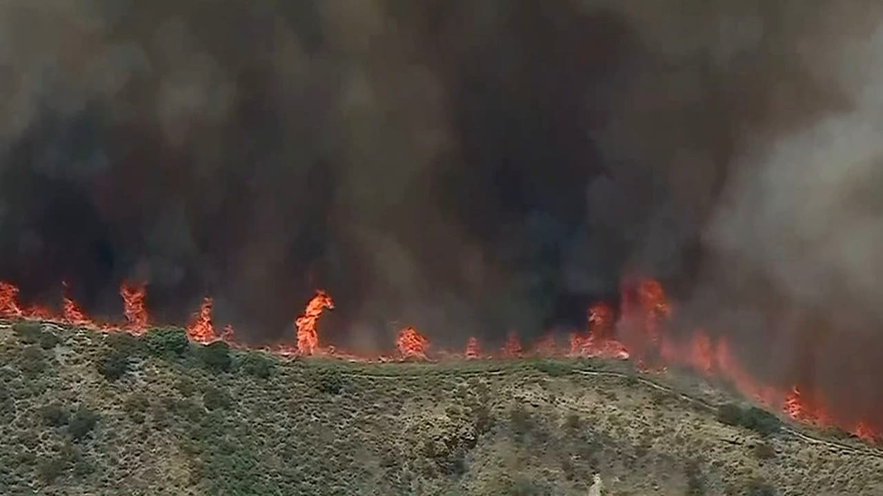 Última Hora: Incendio forestal al norte de Los Ángeles se propaga rápidamente hoy, 18 de mayo de 2026