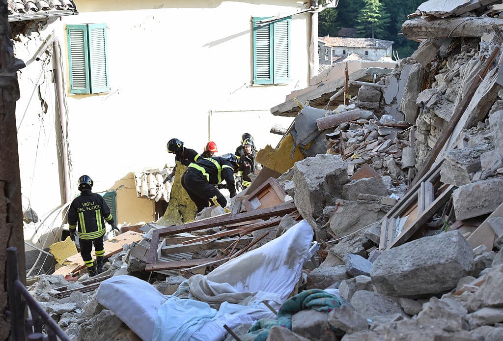 Bomberos buscan víctimas entre los escombros del terremoto en Arcuata del Tronto, Italia