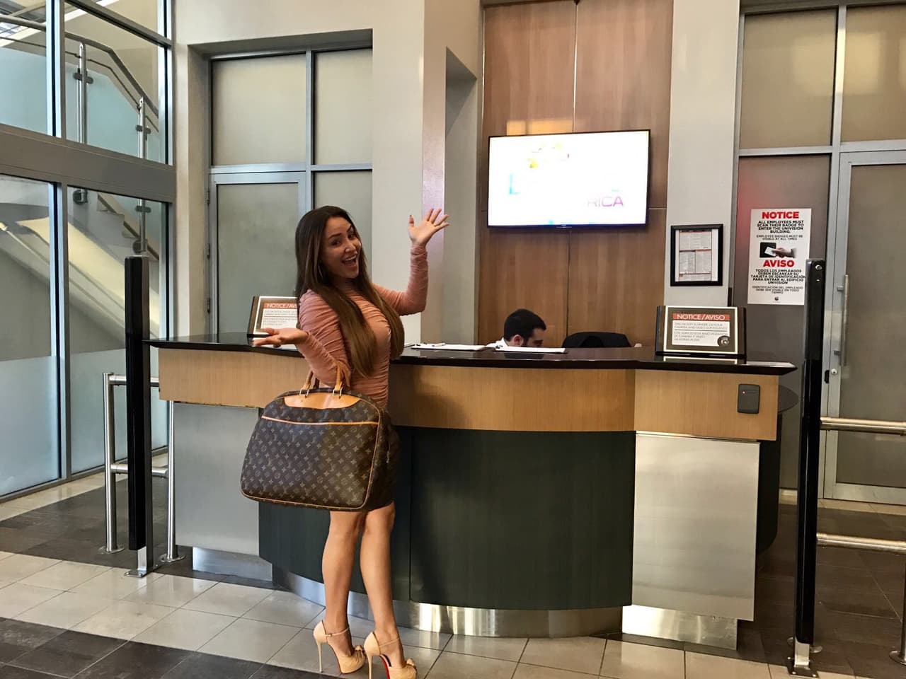 Por primera vez, La Bronca pisa los estudios de Univision en Miami.