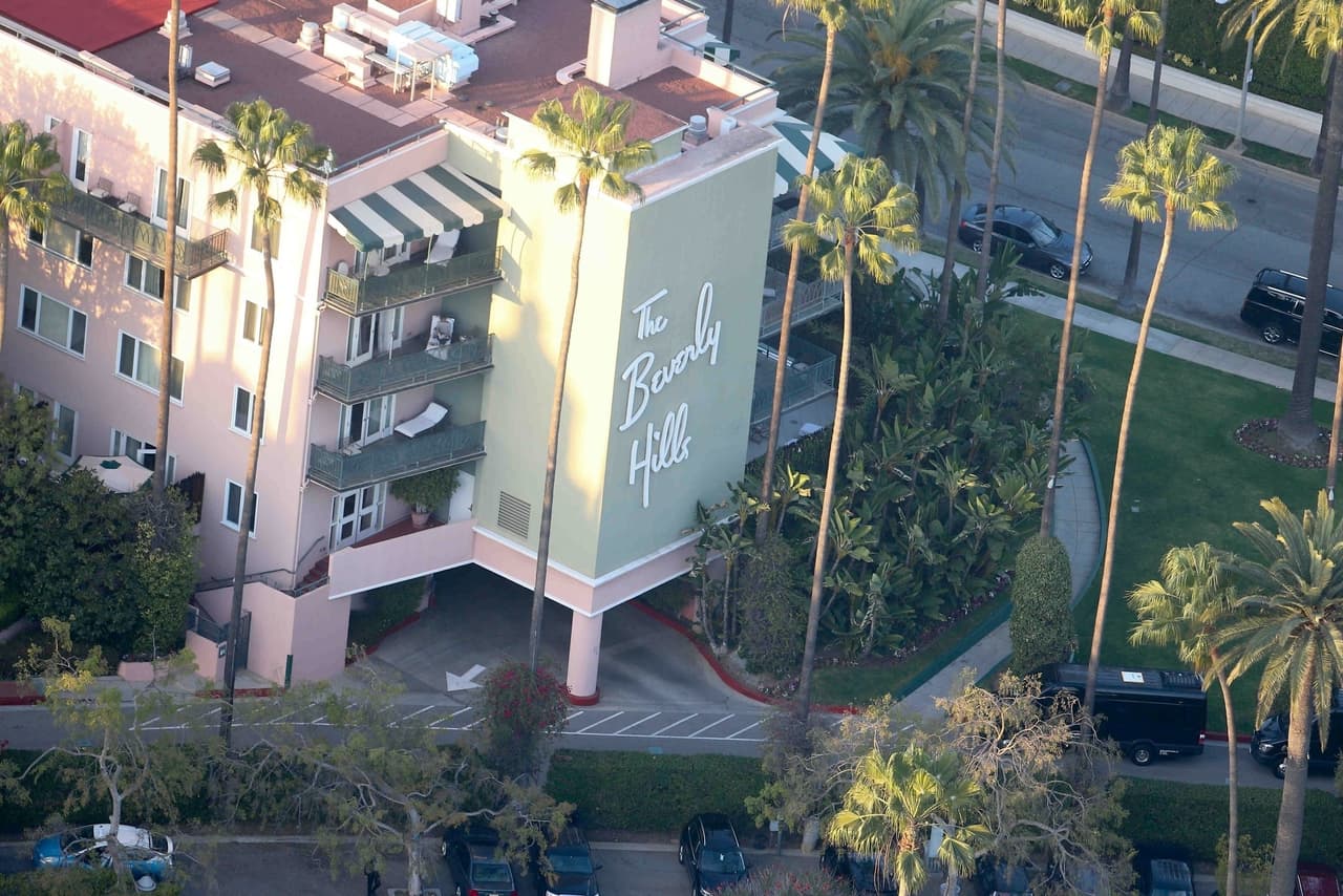 De acuerdo con la agencia Prensa Asociada, los detectives que investigan el caso no hallaron puertas forzadas en el hotel Beverly Hills, donde pernoctaba la novia y se registró el hurto.