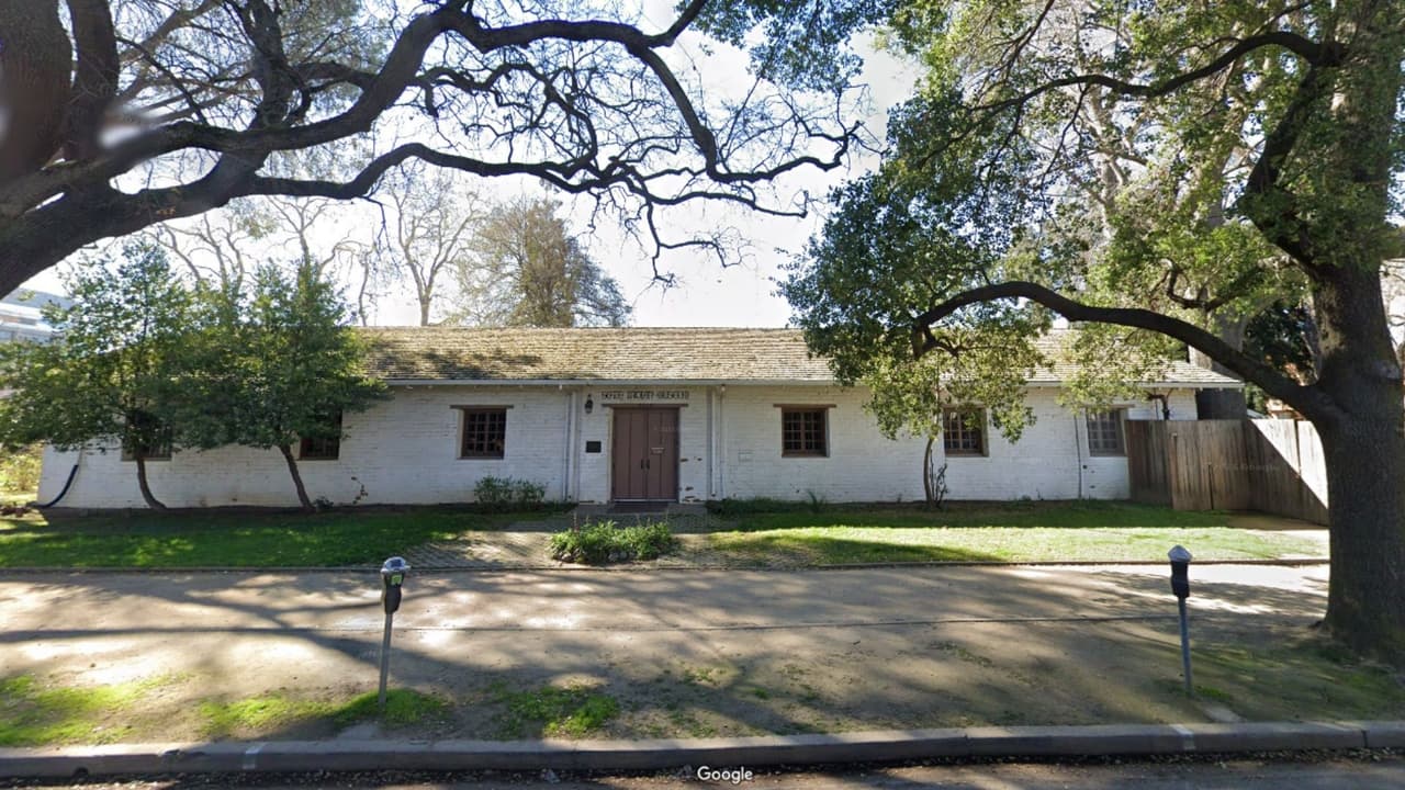<b>State Indian Museum</b>, calles K y 27. 
<br>Se enfoca en exhibiciones que cuentan historias de la naturaleza, el espíritu y la familia, temas a los que los Nativos de California se han dedicado durante miles de años.