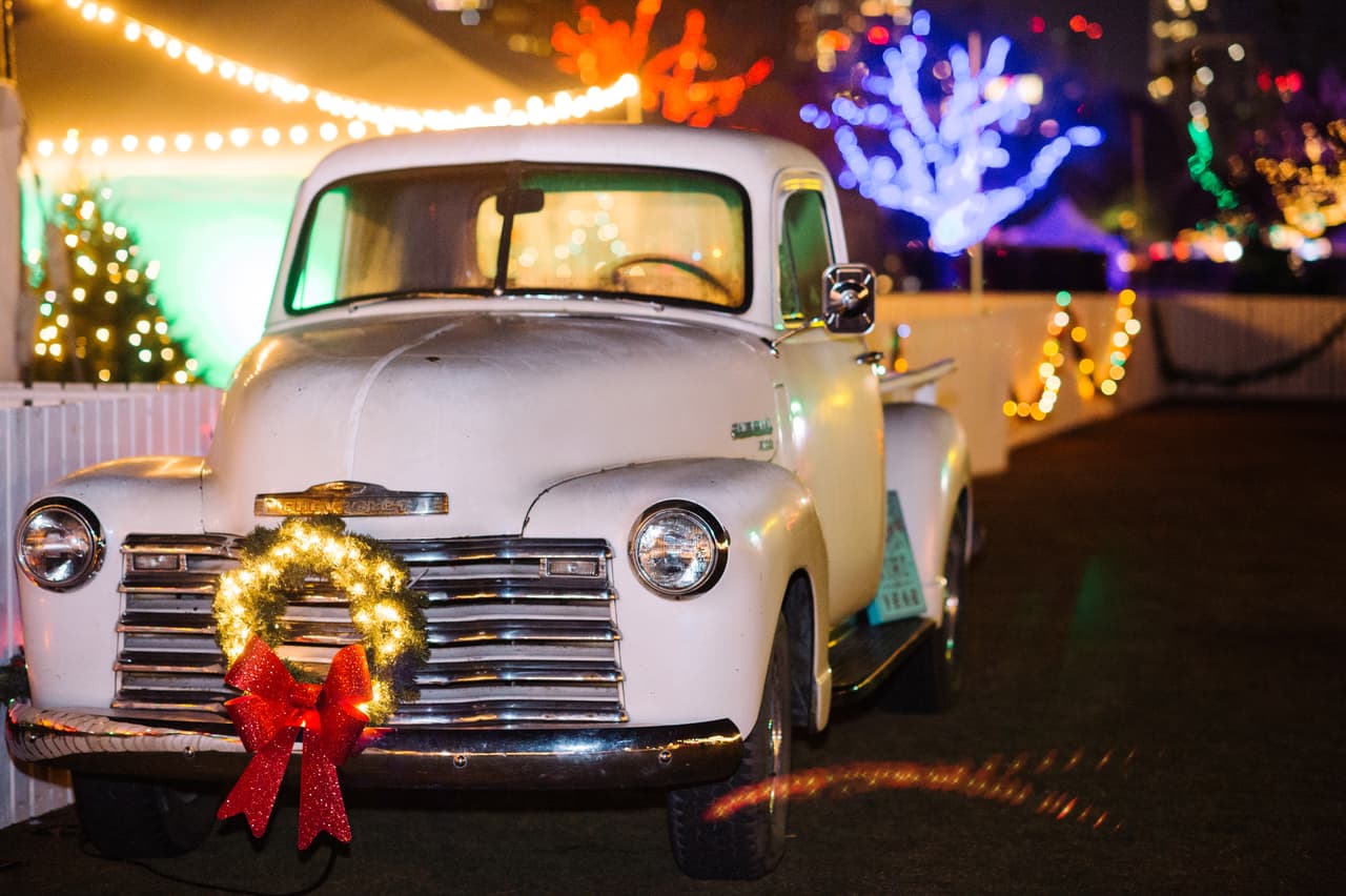 También cuenta con 90 árboles navideños iluminados y túneles.