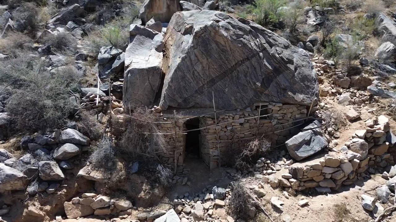 En la cueva del contrabando: Localizamos una vivienda improvisada en un cerro en la frontera