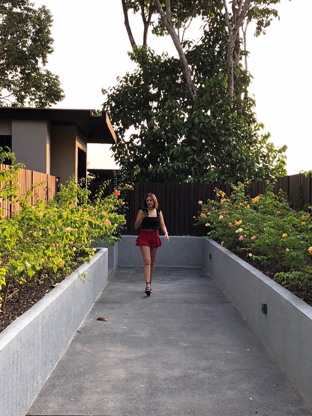 Mia usó ropa muy acorde a la ocasión y hasta caminó como toda una modelo de pasarela.
<br>