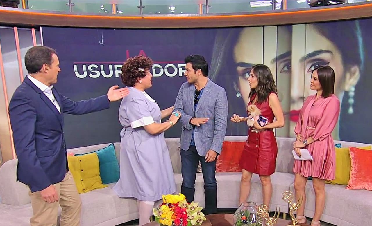 Bombom no se separó ni un instante de Sandra, quien la protegió cuando apareció la irreverente doña Meche.